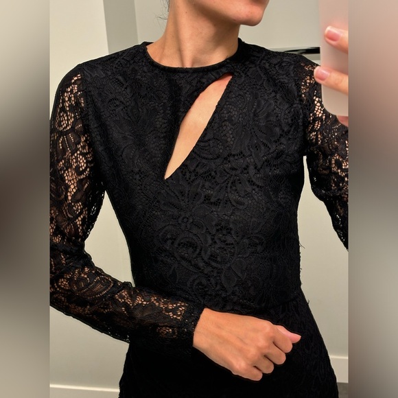 Black lace dress with defined waist, size XS - Picture 3 of 3